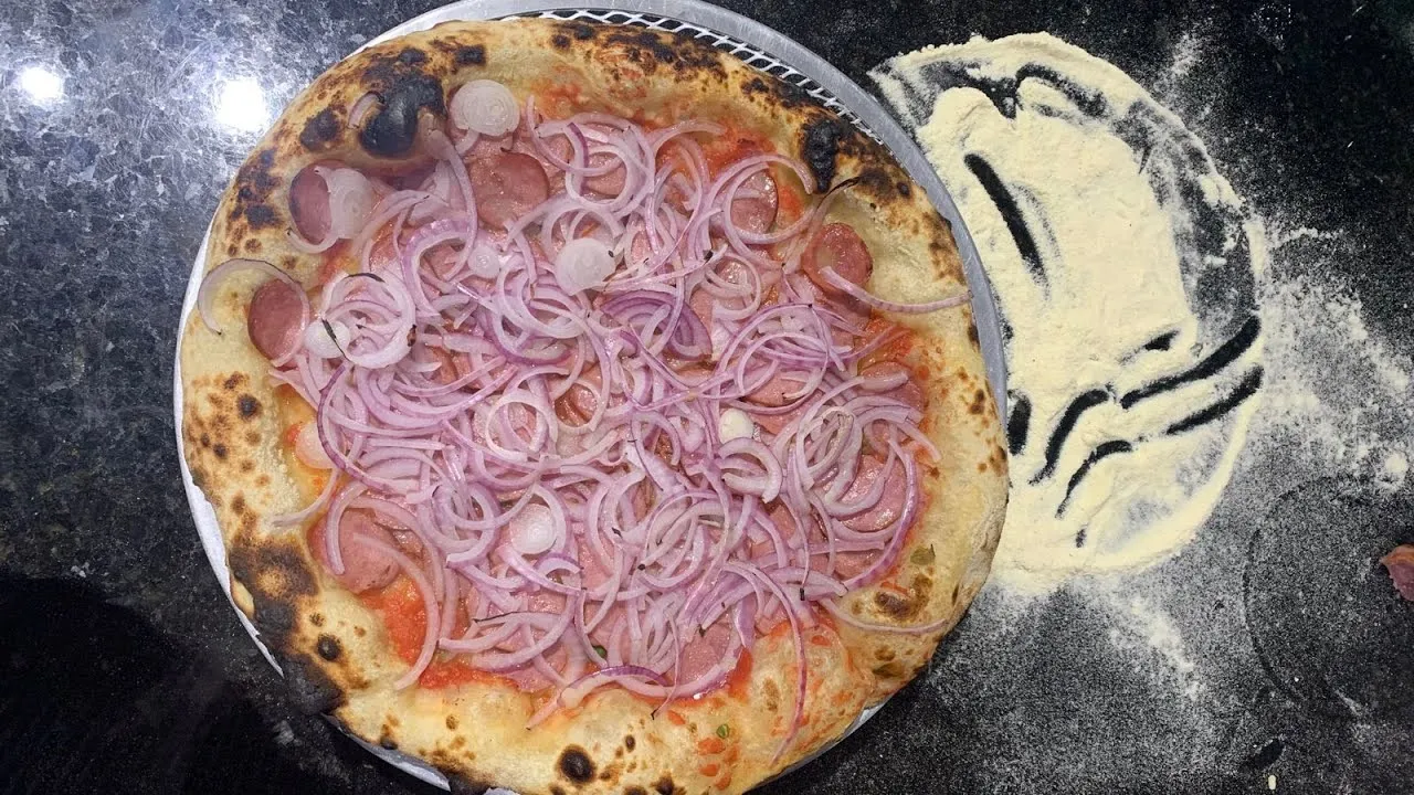 Pizza de Calabresa com Cebola